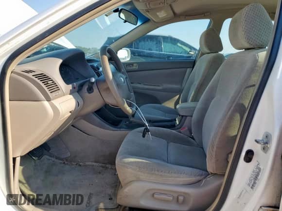 2003 Toyota Camry XLE z VIN 4T1BE32K03U123591, wystawiony jako Copart lot #71277225 z przebiegiem 179 856 mil mil oraz Czysty tytuł • Clean title. Historia ofert i sprzedaży dostępna na DreamBid. Obrazek 7.