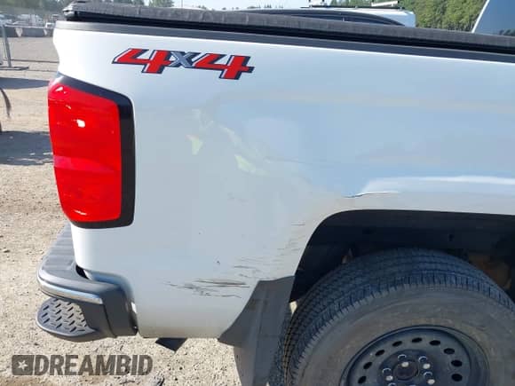 2018 Chevrolet Silverado 1500 LT с VIN 3GCUKREC0JG210355, выставлен на аукционе IAAI как лот 42397975 с пробегом 104 104 миль миль и . История ставок и продаж доступна на DreamBid. Изображение 18.