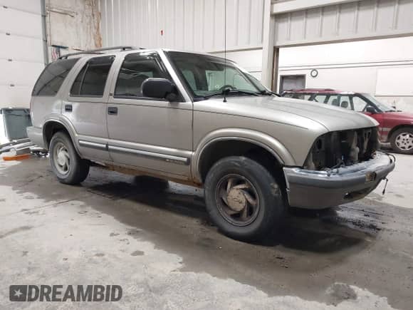 2001 Chevrolet Blazer LT z VIN 1GNDT13W012149519, wystawiony jako IAAI lot #42935277 z przebiegiem 190 141 mil mil oraz . Historia ofert i sprzedaży dostępna na DreamBid. Obrazek 1.