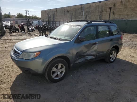 2013 Subaru Forester X z VIN JF2SHABC7DG427348, wystawiony jako Copart lot #84653135 z przebiegiem 133 453 mil mil oraz Szkoda całkowita • Salvage title. Historia ofert i sprzedaży dostępna na DreamBid. Obrazek 1.