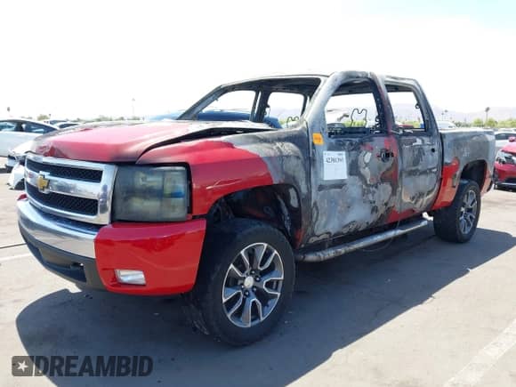 2007 Chevrolet Silverado 1500 1LT z VIN 3GCEK13MX7G502251, wystawiony jako IAAI lot #42381393 z przebiegiem Nie podano mil oraz . Historia ofert i sprzedaży dostępna na DreamBid. Obrazek 2.