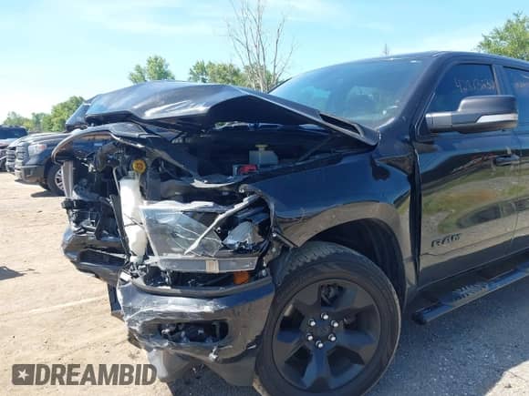 2019 Ram 1500 Big Horn z VIN 1C6RRFFG9KN799360, wystawiony jako IAAI lot #42813232 z przebiegiem 101 517 mil mil oraz . Historia ofert i sprzedaży dostępna na DreamBid. Obrazek 6.