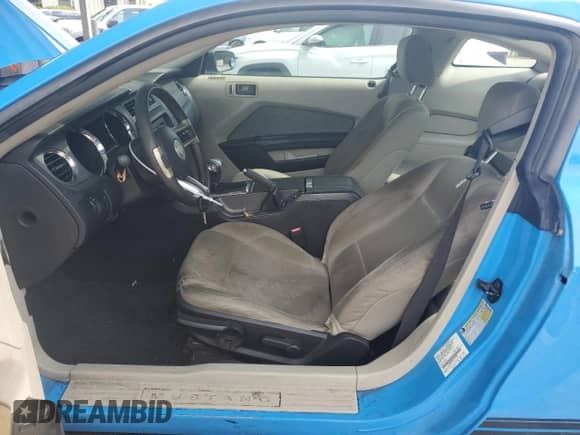 2010 Ford Mustang V6 z VIN 1ZVBP8AN8A5130882, wystawiony jako Copart lot #66067145 z przebiegiem 153 046 mil mil oraz Szkoda całkowita • Salvage title. Historia ofert i sprzedaży dostępna na DreamBid. Obrazek 7.
