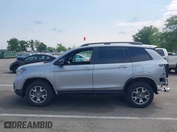 2023 Honda Passport TrailSport с VIN 5FNYF8H68PB043019, выставлен на аукционе IAAI как лот 42456931 с пробегом 7 311 миль миль и . История ставок и продаж доступна на DreamBid. Изображение 14.