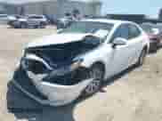 2018 Toyota Camry SE z VIN 4T1B11HK0JU023012, wystawiony jako IAAI lot #43142534 z przebiegiem 122 170 mil mil oraz . Historia ofert i sprzedaży dostępna na DreamBid. Obrazek 2.