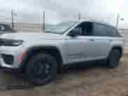 2024 Jeep Grand Cherokee Altitude z VIN 1C4RJHAG9RC109065, wystawiony jako IAAI lot #43547039 z przebiegiem 53 262 mil mil oraz . Historia ofert i sprzedaży dostępna na DreamBid. Obrazek 14.