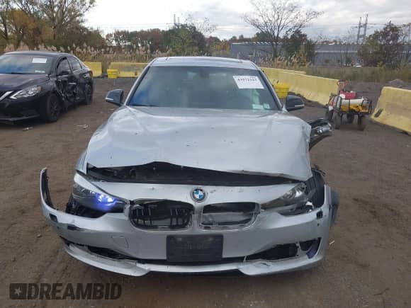 2014 BMW 3 Series 328i xDrive z VIN WBA3B5C58EF959174, wystawiony jako IAAI lot #43572143 z przebiegiem 129 760 mil mil oraz . Historia ofert i sprzedaży dostępna na DreamBid. Obrazek 17.