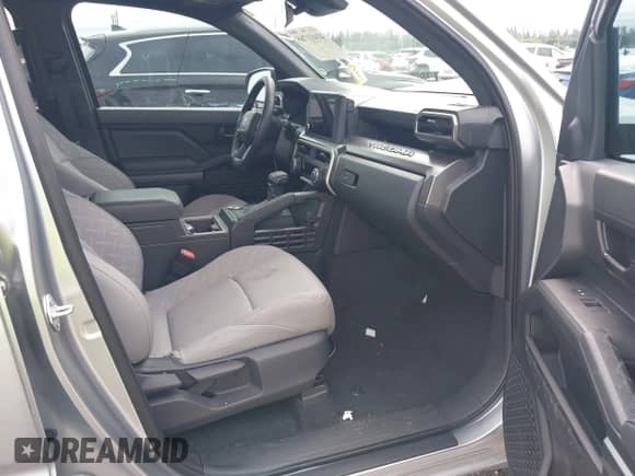 2024 Toyota Tacoma SR5 z VIN 3TMKB5FN0RM013747, wystawiony jako IAAI lot #41411768 z przebiegiem 7 906 mil mil oraz . Historia ofert i sprzedaży dostępna na DreamBid. Obrazek 5.