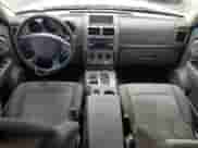 2008 Dodge Nitro SXT z VIN 1D8GU28K48W185510, wystawiony jako Copart lot #70859474 z przebiegiem 195 355 mil mil oraz Szkoda całkowita • Salvage title. Historia ofert i sprzedaży dostępna na DreamBid. Obrazek 8.