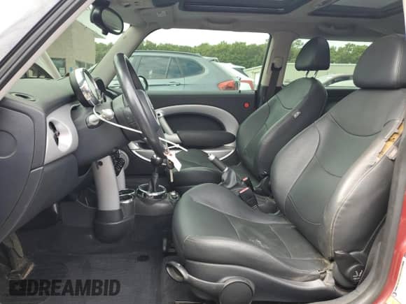 2006 MINI Hardtop with VIN WMWRC33526TK66647, listed as a Copart auction lot 81100025 with 179,203 mi miles and Salvage title. Bid and sale history available at DreamBid. Image 7.
