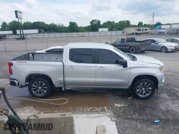 2022 Chevrolet Silverado 1500 RST z VIN 1GCUDEET8NZ571342, wystawiony jako IAAI lot #42146604 z przebiegiem 90 957 mil mil oraz . Historia ofert i sprzedaży dostępna na DreamBid. Obrazek 13.