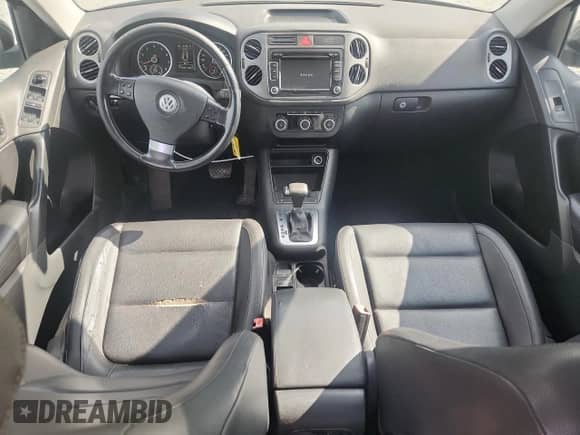 2010 Volkswagen Tiguan SE с VIN WVGBV7AX0AW528971, выставлен на аукционе Copart как лот 80199055 с пробегом 177 298 миль миль и Списание • Salvage title. История ставок и продаж доступна на DreamBid. Изображение 8.