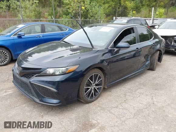 2021 Toyota Camry SE Nightshade z VIN 4T1T11AK9MU430894, wystawiony jako IAAI lot #43127250 z przebiegiem 80 059 mil mil oraz . Historia ofert i sprzedaży dostępna na DreamBid. Obrazek 2.