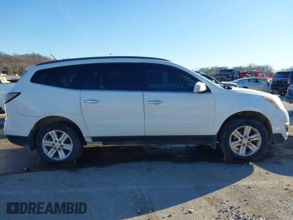 2013 Chevrolet Traverse LT z VIN 1GNKVJKD4DJ192000, wystawiony jako IAAI lot #41653233 z przebiegiem 249 929 mil mil oraz . Historia ofert i sprzedaży dostępna na DreamBid. Obrazek 14.