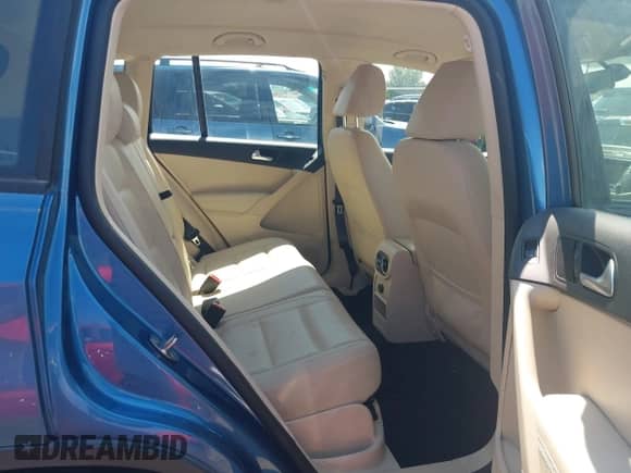 2017 Volkswagen Tiguan S с VIN WVGBV7AX7HK011930, выставлен на аукционе IAAI как лот 43126655 с пробегом 136 909 миль миль и . История ставок и продаж доступна на DreamBid. Изображение 8.