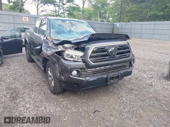 2018 Toyota Tacoma SR5 z VIN 5TFSZ5AN8JX150016, wystawiony jako IAAI lot #42427452 z przebiegiem 22 374 mil mil oraz . Historia ofert i sprzedaży dostępna na DreamBid. Obrazek 1.