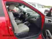 2013 Hyundai Veloster w/Black Int z VIN KMHTC6AD7DU129100, wystawiony jako IAAI lot #43459342 z przebiegiem 98 170 mil mil oraz . Historia ofert i sprzedaży dostępna na DreamBid. Obrazek 5.