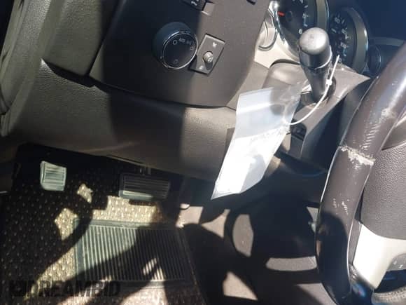 2008 Chevrolet Silverado 1500 1LT z VIN 2GCEC13JX81163391, wystawiony jako IAAI lot #43530781 z przebiegiem 204 330 mil mil oraz . Historia ofert i sprzedaży dostępna na DreamBid. Obrazek 22.