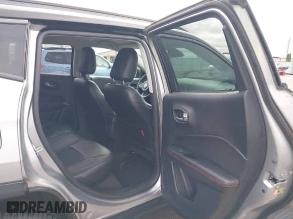 2018 Jeep Compass Trailhawk z VIN 3C4NJDDB7JT419375, wystawiony jako IAAI lot #43213951 z przebiegiem 60 692 mil mil oraz . Historia ofert i sprzedaży dostępna na DreamBid. Obrazek 8.