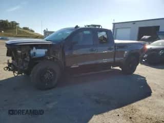 2023 GMC Sierra 1500 Elevation z VIN 1GTRUCED3PZ274291, wystawiony jako Copart lot #74027574 z przebiegiem 15 066 mil mil oraz Szkoda całkowita • Salvage title. Historia ofert i sprzedaży dostępna na DreamBid. Obrazek 1.