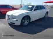 2005 Chrysler 300 300 z VIN 2C3JA43R05H593661, wystawiony jako IAAI lot #42518947 z przebiegiem 246 260 mil mil oraz . Historia ofert i sprzedaży dostępna na DreamBid. Obrazek 2.