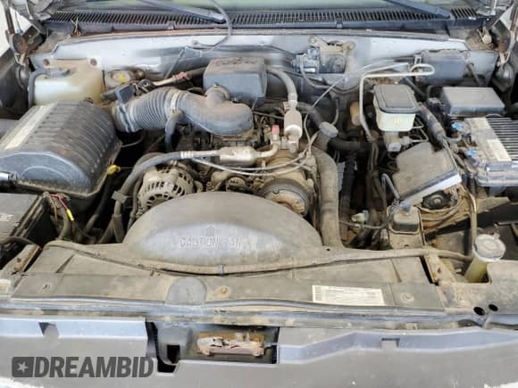 2000 Chevrolet Silverado 3500 z VIN 1GCGC34R0YR137348, wystawiony jako Copart lot #83834885 z przebiegiem 147 680 mil mil oraz Czysty tytuł • Clean title. Historia ofert i sprzedaży dostępna na DreamBid. Obrazek 11.