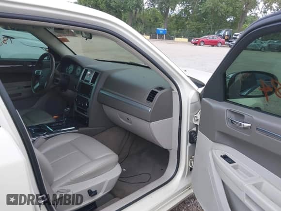 2010 Chrysler 300 Touring z VIN 2C3CA5CV6AH330449, wystawiony jako IAAI lot #43000784 z przebiegiem 185 170 mil mil oraz . Historia ofert i sprzedaży dostępna na DreamBid. Obrazek 5.