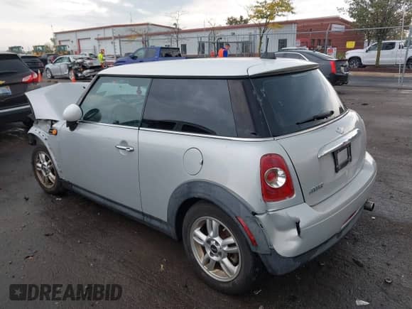 2012 MINI Hardtop z VIN WMWSU3C56CT539812, wystawiony jako IAAI lot #43268307 z przebiegiem 108 198 mil mil oraz . Historia ofert i sprzedaży dostępna na DreamBid. Obrazek 3.