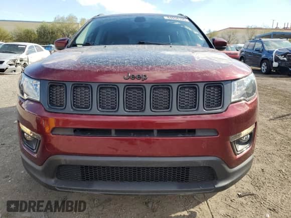 2021 Jeep Compass Altitude z VIN 3C4NJCBBXMT526972, wystawiony jako Copart lot #84058195 z przebiegiem 41 617 mil mil oraz Szkoda całkowita • Salvage title. Historia ofert i sprzedaży dostępna na DreamBid. Obrazek 5.