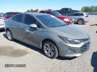 2019 Chevrolet Cruze LT z VIN 1G1BE5SM8K7117383, wystawiony jako IAAI lot #43493081 z przebiegiem 158 083 mil mil oraz . Historia ofert i sprzedaży dostępna na DreamBid. Obrazek 1.
