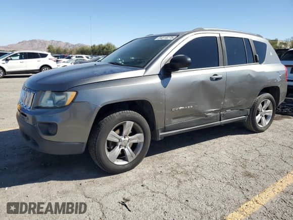 2012 Jeep Compass Sport z VIN 1C4NJCBA0CD618121, wystawiony jako Copart lot #84818275 z przebiegiem 170 126 mil mil oraz Szkoda całkowita • Salvage title. Historia ofert i sprzedaży dostępna na DreamBid. Obrazek 1.