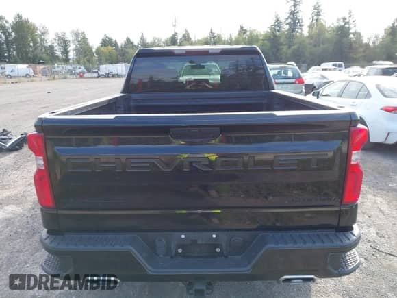 2020 Chevrolet Silverado 1500 Custom Trail Boss z VIN 1GCPYCEF5LZ368941, wystawiony jako IAAI lot #43214611 z przebiegiem 73 653 mil mil oraz . Historia ofert i sprzedaży dostępna na DreamBid. Obrazek 17.