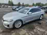 2021 BMW 5 Series 530i z VIN WBA53BH07MWX00966, wystawiony jako Copart lot #82151515 z przebiegiem 91 980 mil mil oraz Szkoda całkowita • Salvage title. Historia ofert i sprzedaży dostępna na DreamBid. Obrazek 1.