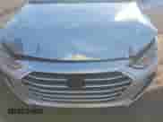 2017 Hyundai Elantra SE z VIN 5NPD84LF7HH055576, wystawiony jako IAAI lot #43330336 z przebiegiem 113 103 mil mil oraz . Historia ofert i sprzedaży dostępna na DreamBid. Obrazek 6.