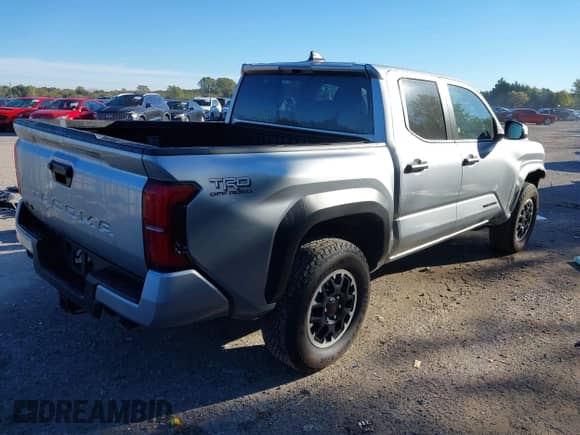 2025 Toyota Tacoma SR z VIN 3TMLB5JN9SM119566, wystawiony jako IAAI lot #43569506 z przebiegiem 12 312 mil mil oraz . Historia ofert i sprzedaży dostępna na DreamBid. Obrazek 4.