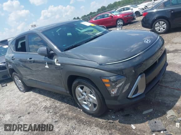 2024 Hyundai Kona SE с VIN KM8HA3AB7RU131025, выставлен на аукционе IAAI как лот 42662382 с пробегом 12 108 миль миль и . История ставок и продаж доступна на DreamBid. Изображение 1.