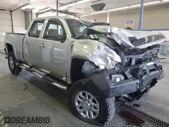 2011 Chevrolet Silverado 2500HD LTZ z VIN 1GC1KYC86BF118911, wystawiony jako Copart lot #70303565 z przebiegiem 246 262 mil mil oraz Szkoda całkowita • Salvage title. Historia ofert i sprzedaży dostępna na DreamBid. Obrazek 4.