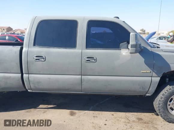2005 Chevrolet Silverado 3500 SRW LT z VIN 1GCHK33215F897250, wystawiony jako IAAI lot #41468908 z przebiegiem 386 679 mil mil oraz . Historia ofert i sprzedaży dostępna na DreamBid. Obrazek 13.