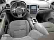 2012 Jeep Grand Cherokee Laredo z VIN 1C4RJEAG0CC307054, wystawiony jako Copart lot #81123575 z przebiegiem 304 057 mil mil oraz Czysty tytuł • Clean title. Historia ofert i sprzedaży dostępna na DreamBid. Obrazek 8.