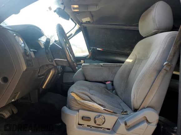 2013 Ford F-150 XL z VIN 1FTEW1CM4DFA26158, wystawiony jako Copart lot #85335305 z przebiegiem 300 630 mil mil oraz Czysty tytuł • Clean title. Historia ofert i sprzedaży dostępna na DreamBid. Obrazek 7.