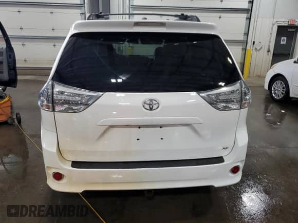 2011 Toyota Sienna SE with VIN 5TDXK3DC4BS093247, listed as a Copart auction lot 67480395 with 252,316 mi miles and Salvage title. Bid and sale history available at DreamBid. Image 6.