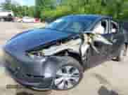 2023 Tesla Model Y Long Range z VIN 7SAYGAEE8PF880355, wystawiony jako IAAI lot #42635761 z przebiegiem 57 442 mil mil oraz . Historia ofert i sprzedaży dostępna na DreamBid. Obrazek 6.