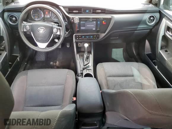 2019 Toyota Corolla L z VIN 2T1BURHE9KC242456, wystawiony jako Copart lot #70520305 z przebiegiem 107 547 mil mil oraz Czysty tytuł • Clean title. Historia ofert i sprzedaży dostępna na DreamBid. Obrazek 8.