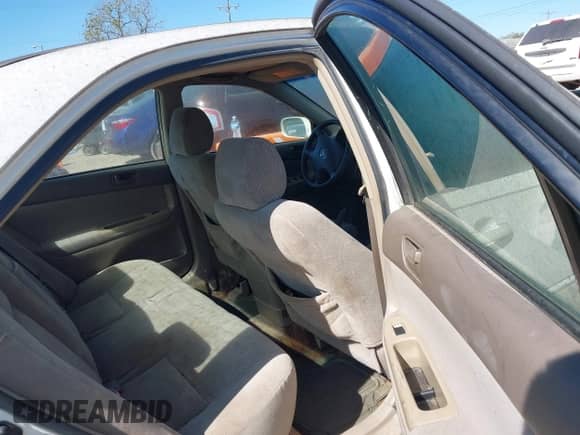 2004 Toyota Camry LE z VIN 4T1BE32K04U345999, wystawiony jako IAAI lot #43459327 z przebiegiem 272 021 mil mil oraz . Historia ofert i sprzedaży dostępna na DreamBid. Obrazek 8.