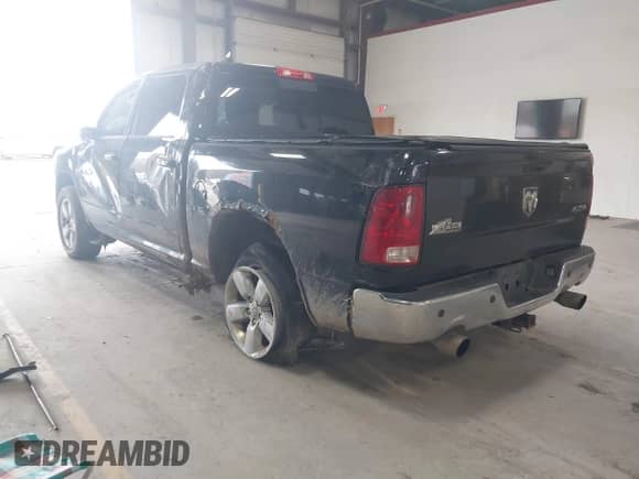 2013 Ram 1500 Big Horn z VIN 1C6RR7LT6DS504775, wystawiony jako IAAI lot #42079620 z przebiegiem 238 806 mil mil oraz . Historia ofert i sprzedaży dostępna na DreamBid. Obrazek 3.