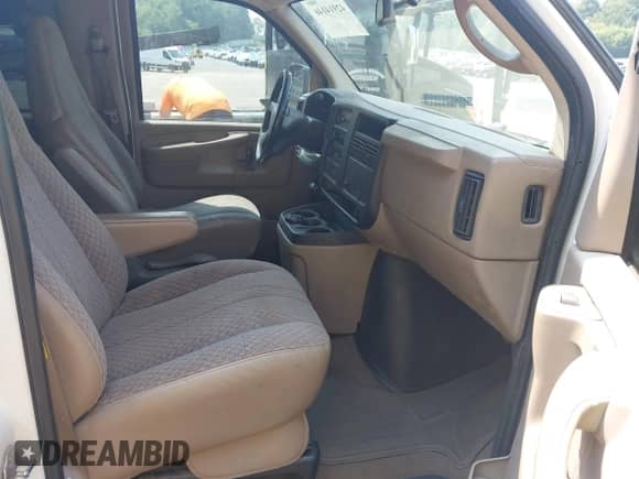 2006 Chevrolet City Express Cargo z VIN 1GNFH15T861208293, wystawiony jako IAAI lot #42914146 z przebiegiem 484 112 mil mil oraz . Historia ofert i sprzedaży dostępna na DreamBid. Obrazek 5.