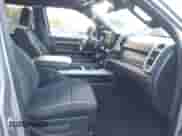 2025 Ram 1500 Big Horn z VIN 1C6RREFG9SN527515, wystawiony jako IAAI lot #41952115 z przebiegiem 8 009 mil mil oraz . Historia ofert i sprzedaży dostępna na DreamBid. Obrazek 5.