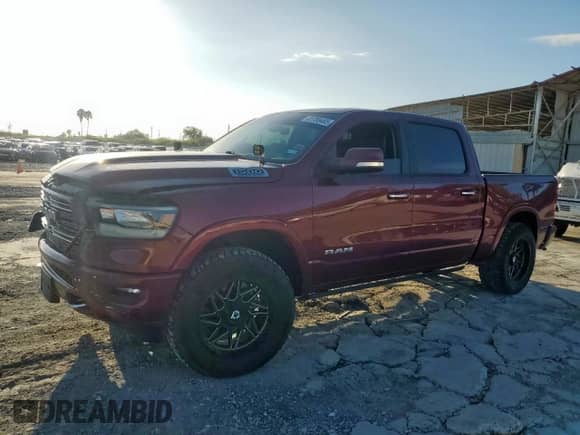 2021 Ram 1500 Laramie z VIN 1C6RREJT3MN610381, wystawiony jako Copart lot #81765465 z przebiegiem 83 896 mil mil oraz Szkoda całkowita • Salvage title. Historia ofert i sprzedaży dostępna na DreamBid. Obrazek 1.