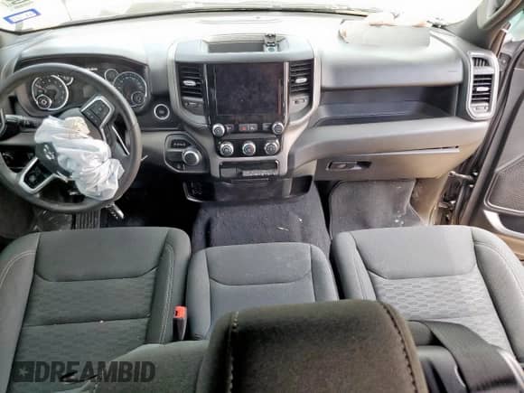 2025 Ram 1500 Tradesman z VIN 1C6RREGG2SN647557, wystawiony jako Copart lot #68718085 z przebiegiem 15 617 mil mil oraz Szkoda całkowita • Salvage title. Historia ofert i sprzedaży dostępna na DreamBid. Obrazek 8.