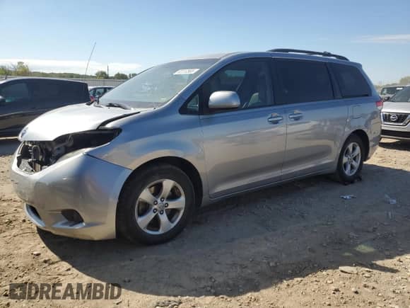 2011 Toyota Sienna LE с VIN 5TDKK3DC9BS075837, выставлен на аукционе Copart как лот 82310565 с пробегом 200 043 миль миль и Списание • Salvage title. История ставок и продаж доступна на DreamBid. Изображение 1.
